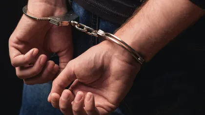 Procuror reţinut după ce a tras cu o armă în timp ce era imobilizat de poliţişti după un scandal. Avea la el și un cuțit