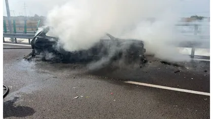 O mașină s-a făcut scurm după ce a derapat și s-a lovit de un parapet, în județul Argeș. O femeie și un bărbat se aflau în autoturism