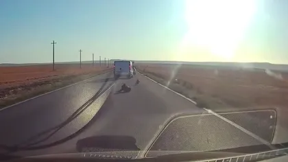 Un copil a căzut dintr-o maşină aflată în mers pe o şosea, iar scena a fost filmată