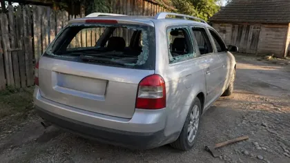 O adolsecentă de 17 ani din Sibiu a distrus cu toporul mașina fostului iubit. Tânăra susține că a fost provocată de bărbat, care i-ar fi spus că nu e tatăl copilului ei