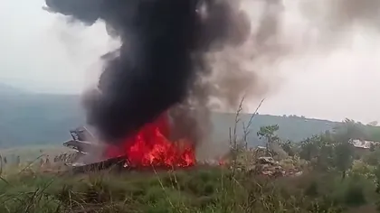 Avion prăbuşit, creşte bilanţul morţilor, iar decesul a doi generali a fost confirmat. Imagini cu epava în flăcări VIDEO