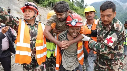 Miracol în urma inundațiilor apocaliptice din Nepal. Muncitori salvați după nouă zile sub pământ