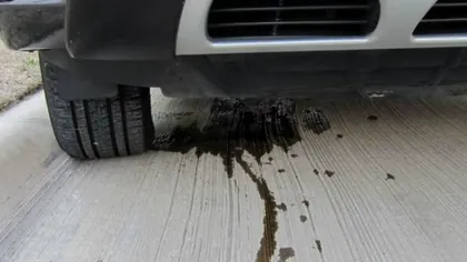 Ce este pata de lichid pe care o vezi sub mașină după ce oprești motorul. Culoarea și mirosul îți pot spune dacă este o problemă gravă
