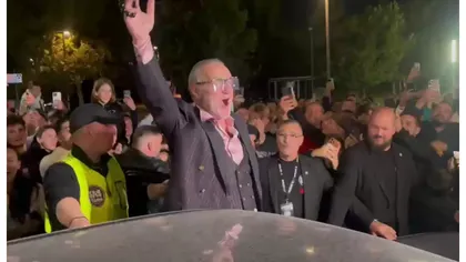 Gigi Becali, show ca pe vremuri! S-a urcat pe pragul Rolls-Royce-ului și a făcut show alături de fani: „Lăsați-ne să ne pregătim de Liga Campionilor!”