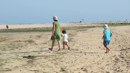 Amendă imensă pentru o mamă care și-a dus copiii în vacanță în timpul școlii. De ce spune femeia că sistemul este nedrept