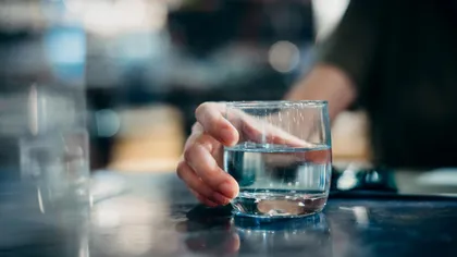 Apa de la robinet a ajuns să coste aproape 19 lei în restaurante. Tot mai multe localuri au introdus taxe pentru clienți