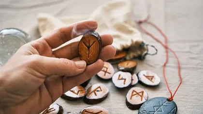 Horoscop Rune 19-25 Octombrie 2026! Zodiile peste care se așază Mâna Destinului