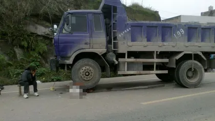 Şoferii chinezi recidivează: Un camionagiu a călcat un copil până s-a asigurat că a murit FOTO