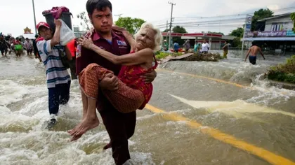 Locuitorii Bangkokului părăsesc oraşul de teamă să nu-şi piardă viaţa VIDEO