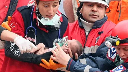 Salvare miraculoasă în Turcia: Un bebeluş a fost scos de sub dărâmături  VIDEO