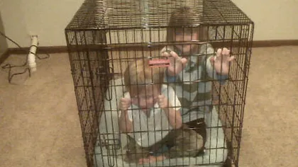 Şocant: Copii ţinuţi în cuşti pentru animale, în SUA