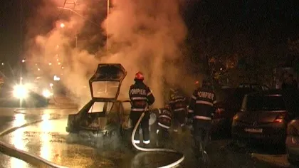 Maşină incendiată în cartierul bucureştean Drumul Taberei