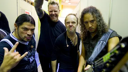 Fanii indieni au distrus scena pe care urma să cânte Metallica VIDEO