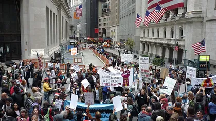 Protestele pe Wall-Street pot continua. Primăria amână eliberarea pieţei