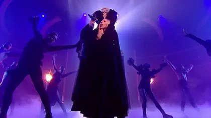 Lady Gaga şochează din nou, îmbrăcată într-un costum de cadavru decapitat- VIDEO