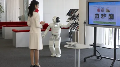 Robotul umanoid ASIMO, noua versiune: A învăţat să anticipeze acţiunile oamenilor VIDEO