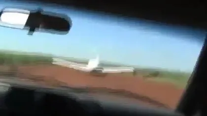 Acţiune ca în filme: Un avion care decola, oprit de o maşină a poliţiei VIDEO