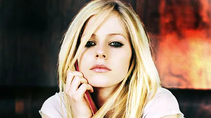Avril Lavigne are faţa complet distrusă după ce a fost agresată într-un bar