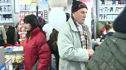 Îmbulzeală la deschiderea unui magazin din Capitală: Oamenii s-au bătut pe baloane VIDEO