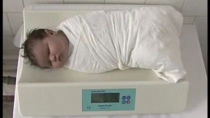 Un bebeluş de şase kilograme îşi caută părinţi. Cea care i-a dat naştere nu o vrea VIDEO
