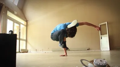 Inedit: Breakdance, combinat cu poziţii de yoga VIDEO
