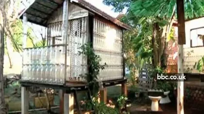 Un argentinian şi-a construit o casă din sticle de plastic VIDEO