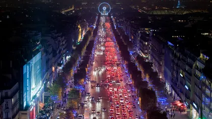 Luminiţele de Crăciun de pe Champs-Elysees sunt alimentate cu energie solară