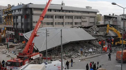 Bilanţul cutremurului din Turcia: 19 morţi. Oamenii sunt prinşi în continuare sub dărâmături