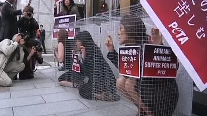 Protest PETA, cu femei în cuşti, împotriva abuzurilor asupra animalelor din China