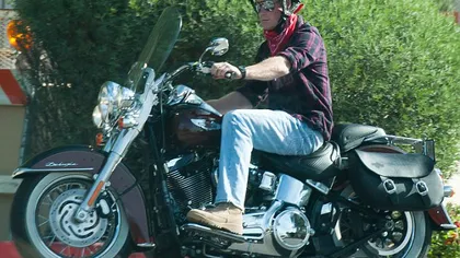 Prinţul Harry al Marii Britanii, călare pe o motocicletă Harley-Davidson