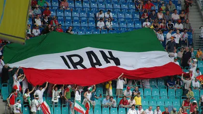 Arbitru iranian, pe post de sac de box. A fost bătut crunt de fani şi jucători VIDEO