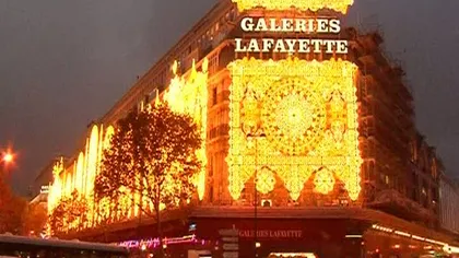 Galeriile Lafayette din Paris au aprins beculeţele de Crăciun VIDEO