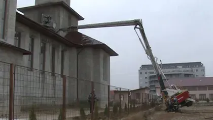 O macara a pompierilor s-a prăbuşit peste o biserică din Oradea