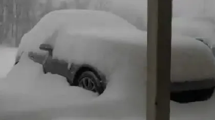 Maşină îngropată în zăpadă în numai un minut VIDEO