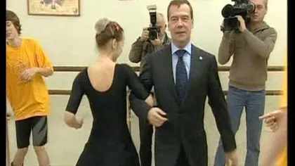 Preşedintele rus Dmitri Medvedev a dansat cu copiii, în cadrul unei lecţii de balet VIDEO