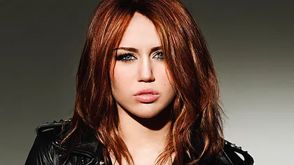 Miley Cyrus a recunoscut că fumează prea multă iarbă: 