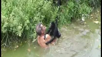 Vezi ce a păţit un bărbat beat care a intrat în cuşca maimuţelor la o grădină zoo
