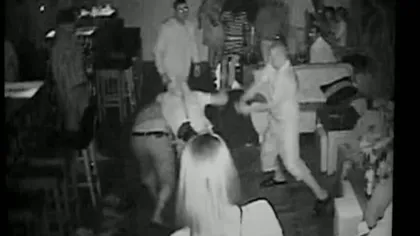 Un bărbat beat a atacat cu sabia clienţii unui bar din Rădăuţi VIDEO