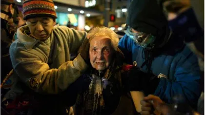 O imagine şochează America: Poliţia a orbit cu spray o femeie de 84 de ani