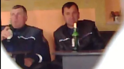 Trei poliţişti maramureşeni, surprinşi la băută în timpul programului VIDEO