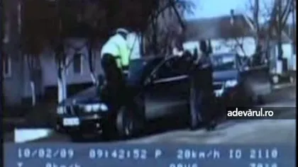 Şmecherul cu BMW care a luat un poliţist pe capotă, condamnat la doi ani de închisoare