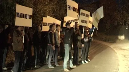 Zeci de persoane au protestat în faţa casei lui Liviu Luca VIDEO