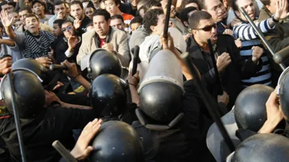 A treia zi de proteste în Egipt. Manifestanţii se bat cu forţele de ordine