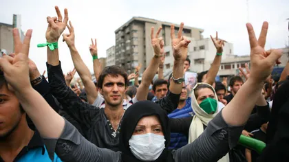 Studenţii iranieni au luat cu asalt ambasada britanică din Teheran - VIDEO