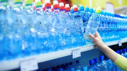 ALARMANT Mii de litri de apă plată au fost retraşi din hypermarketuri