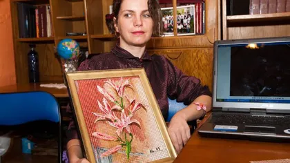 INCREDIBIL O tânără nevăzătoare creează tablouri care înfăţişează florile din amintirile sale
