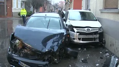 Graba strică treaba: Două maşini au ajuns în zidul unei case din Oradea