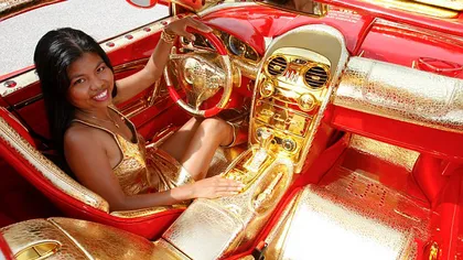 FOTO VIDEO Şi-a poleit maşina cu aur, iar acum o vinde cu o avere: 8 milioane de euro