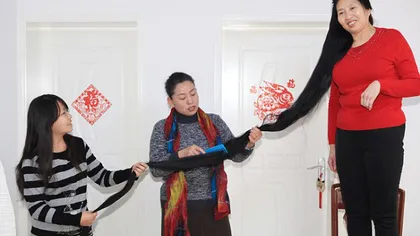 O chinezoaică are lungimea părului de 2,4 metri FOTO