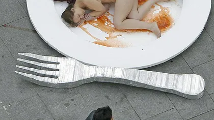 Ziua în imagini. Campanie şocantă împotriva consumului de carne